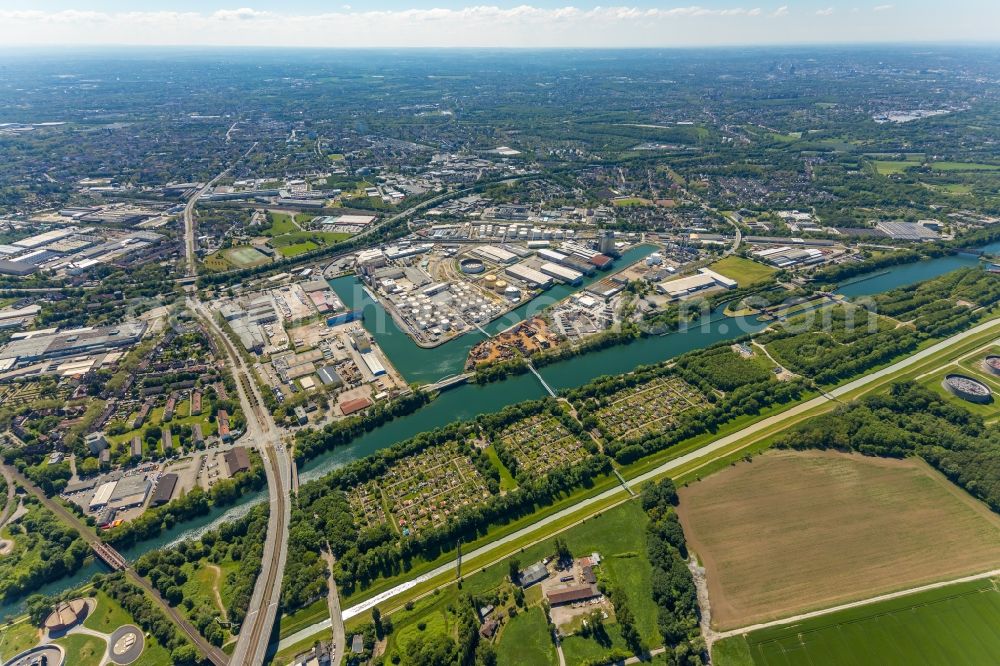 Aerial image Gelsenkirchen - Quays and boat moorings at the port of the inland port Stadthafen Gelsenkirchen at Ruhrgebiet in the state North Rhine-Westphalia, Germany