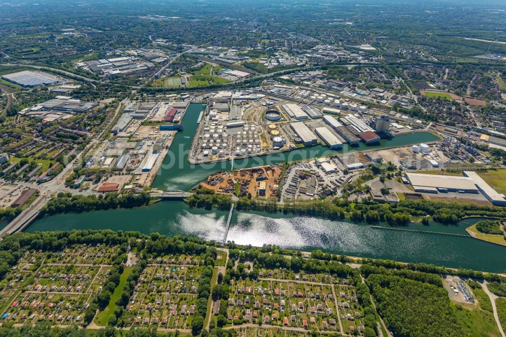 Aerial photograph Gelsenkirchen - Quays and boat moorings at the port of the inland port Stadthafen Gelsenkirchen at Ruhrgebiet in the state North Rhine-Westphalia, Germany