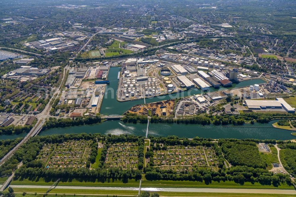 Gelsenkirchen from above - Quays and boat moorings at the port of the inland port Stadthafen Gelsenkirchen at Ruhrgebiet in the state North Rhine-Westphalia, Germany