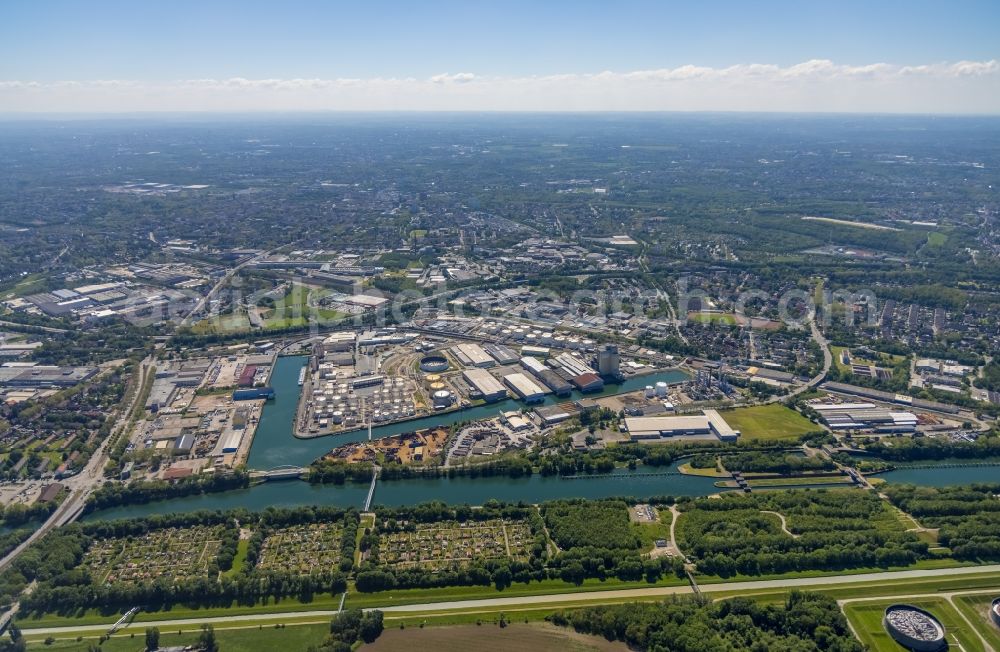 Gelsenkirchen from the bird's eye view: Quays and boat moorings at the port of the inland port Stadthafen Gelsenkirchen at Ruhrgebiet in the state North Rhine-Westphalia, Germany