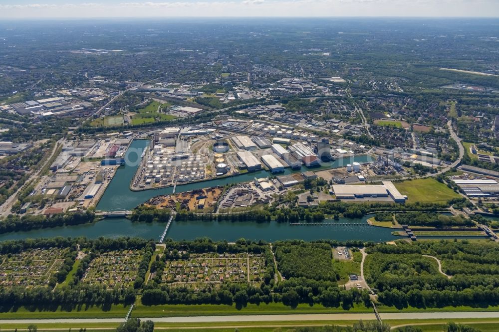 Aerial image Gelsenkirchen - Quays and boat moorings at the port of the inland port Stadthafen Gelsenkirchen at Ruhrgebiet in the state North Rhine-Westphalia, Germany