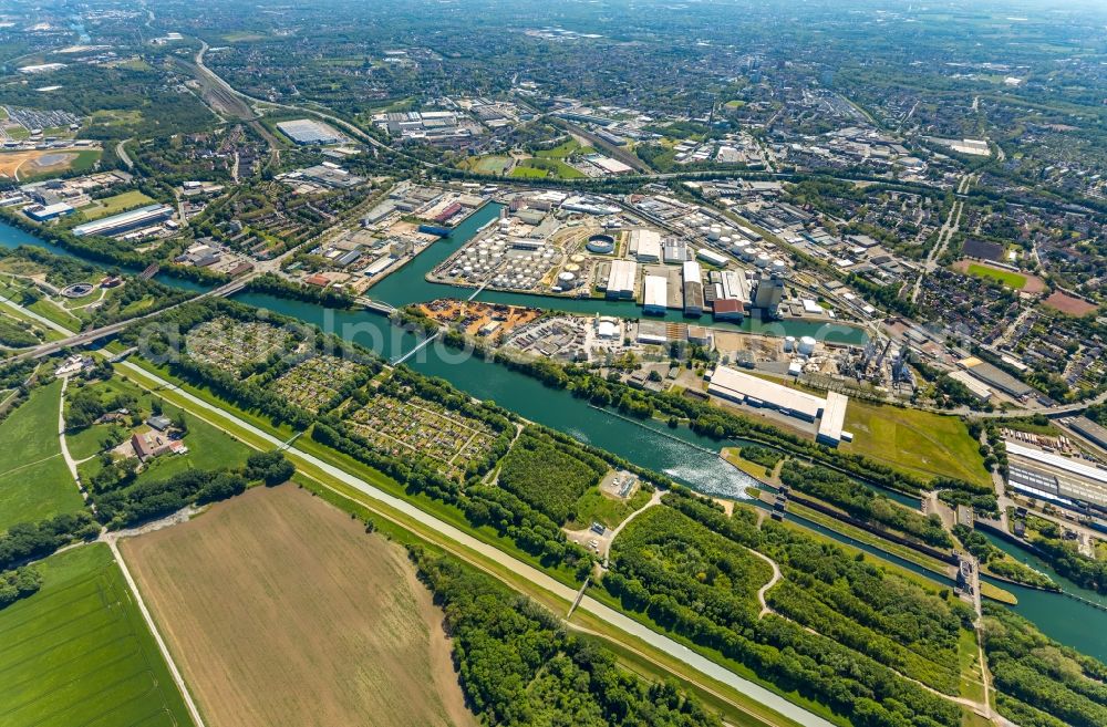 Aerial photograph Gelsenkirchen - Quays and boat moorings at the port of the inland port Stadthafen Gelsenkirchen at Ruhrgebiet in the state North Rhine-Westphalia, Germany