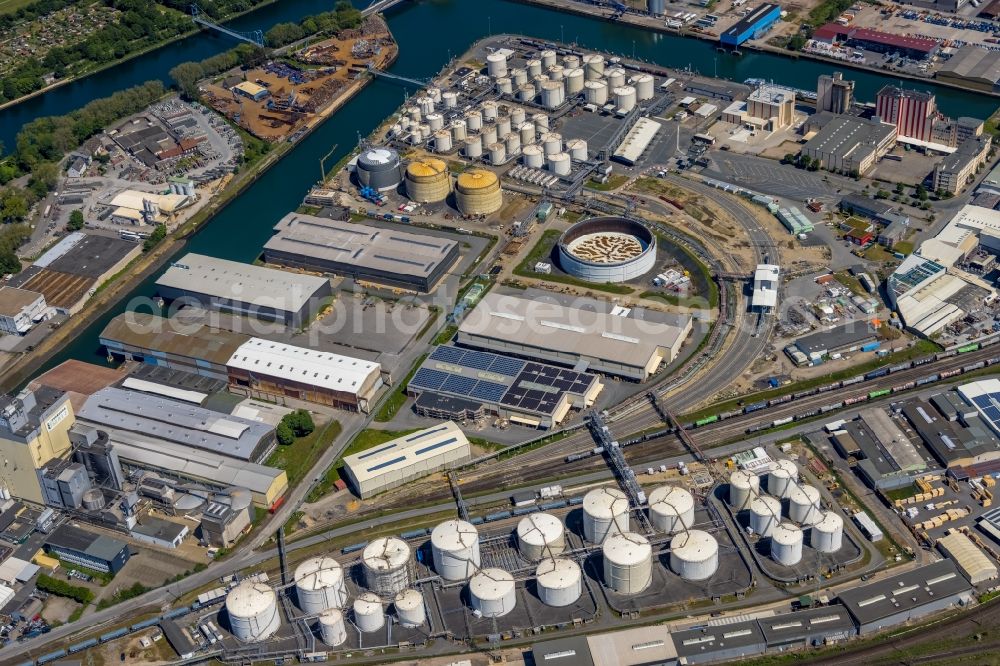 Gelsenkirchen from above - Quays and boat moorings at the port of the inland port Stadthafen Gelsenkirchen at Ruhrgebiet in the state North Rhine-Westphalia, Germany