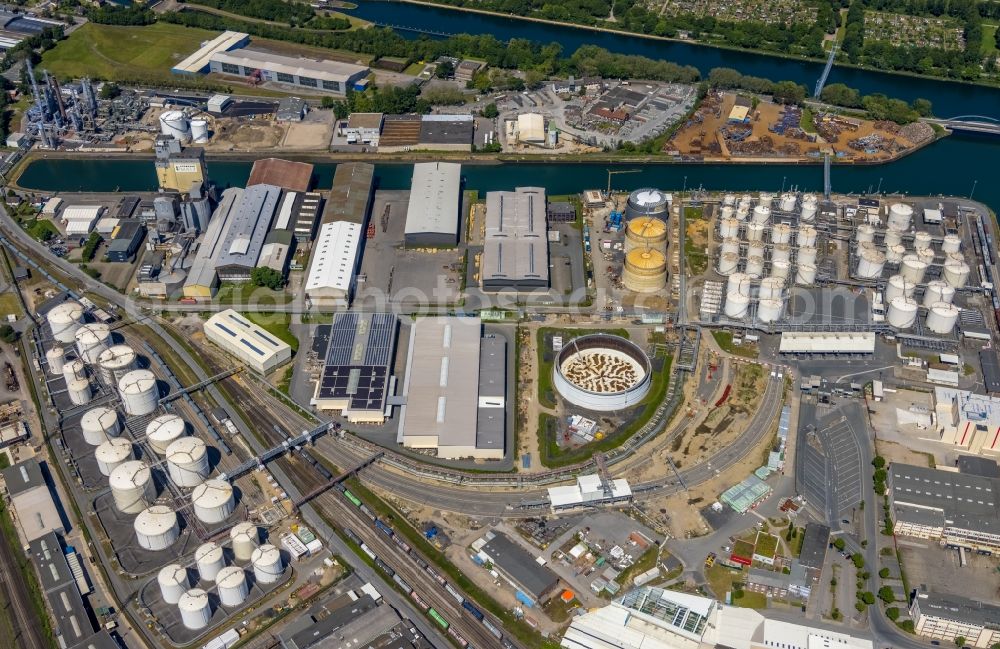 Gelsenkirchen from the bird's eye view: Quays and boat moorings at the port of the inland port Stadthafen Gelsenkirchen at Ruhrgebiet in the state North Rhine-Westphalia, Germany