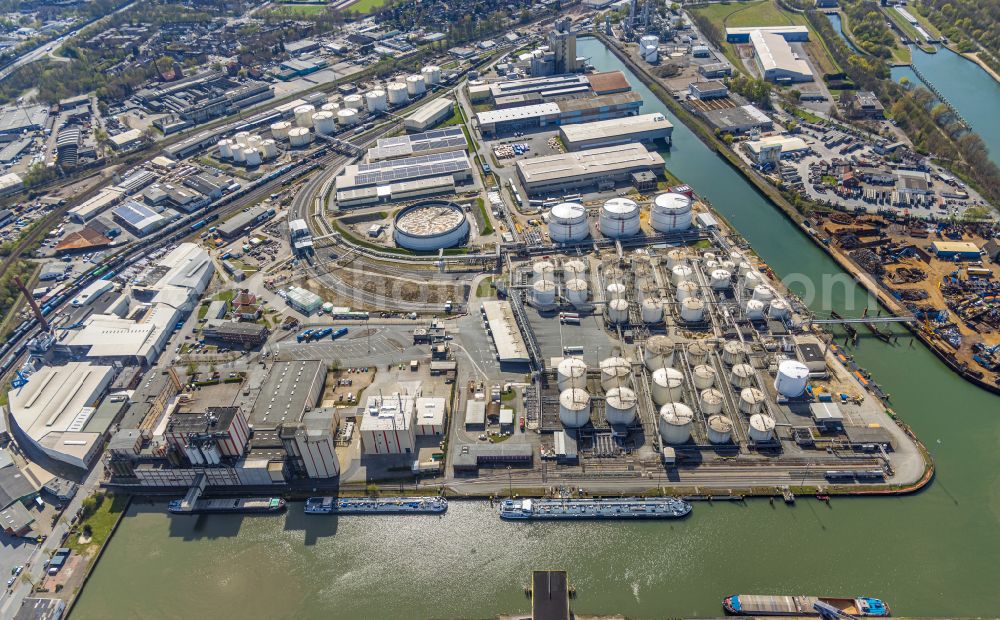 Gelsenkirchen from the bird's eye view: Quays and boat moorings at the port of the inland port Stadthafen Gelsenkirchen in the state North Rhine-Westphalia, Germany