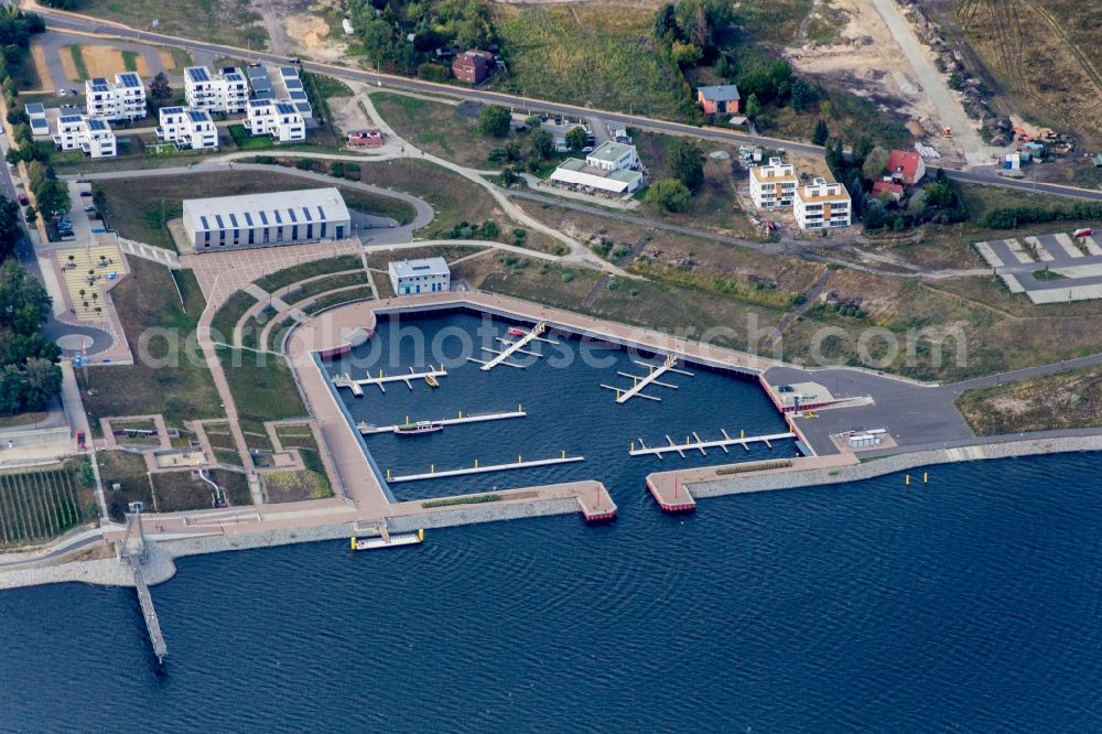 Großräschen from above - Quays and boat moorings at the port of the inland port - Stadthafen Grossraeschen on Seestrasse in Grossraeschen in the state Brandenburg, Germany