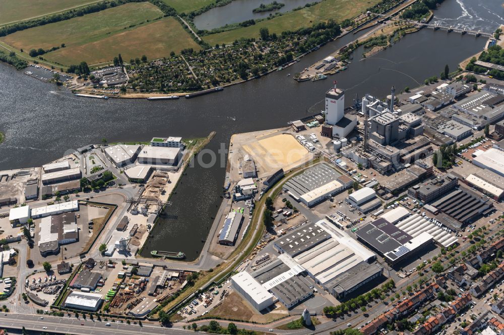 Aerial image Bremen - Quays and boat moorings at the port of the inland port on shore of Weser in the district Hemelingen in Bremen, Germany