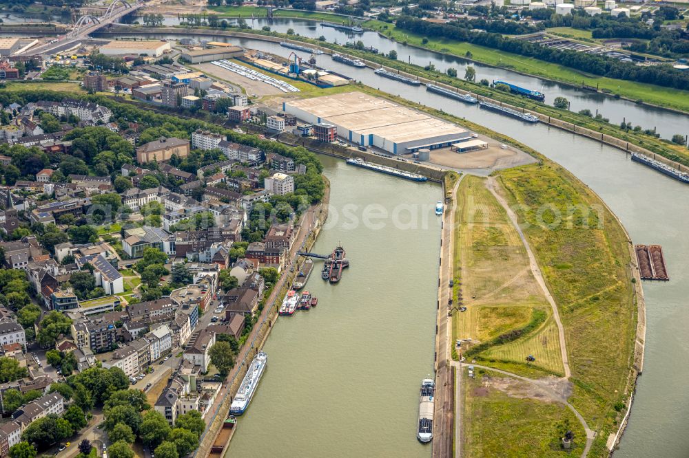 Duisburg from the bird's eye view: Quays and boat moorings at the port of the inland port on Vinckekanal on street Dammstrasse in the district Ruhrort in Duisburg at Ruhrgebiet in the state North Rhine-Westphalia, Germany