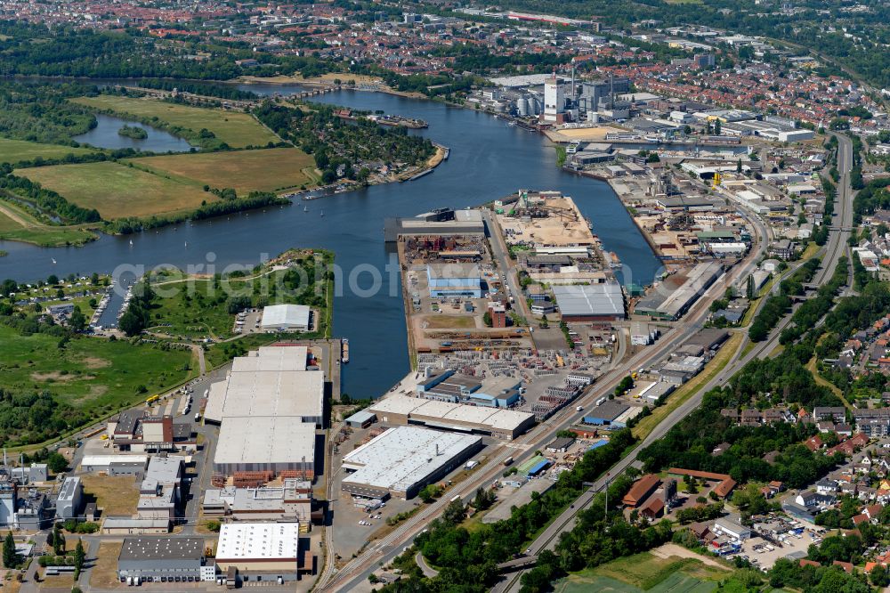 Bremen from the bird's eye view: Quays and boat moorings at the port of the inland port on Weser in the district Hemelingen in Bremen, Germany