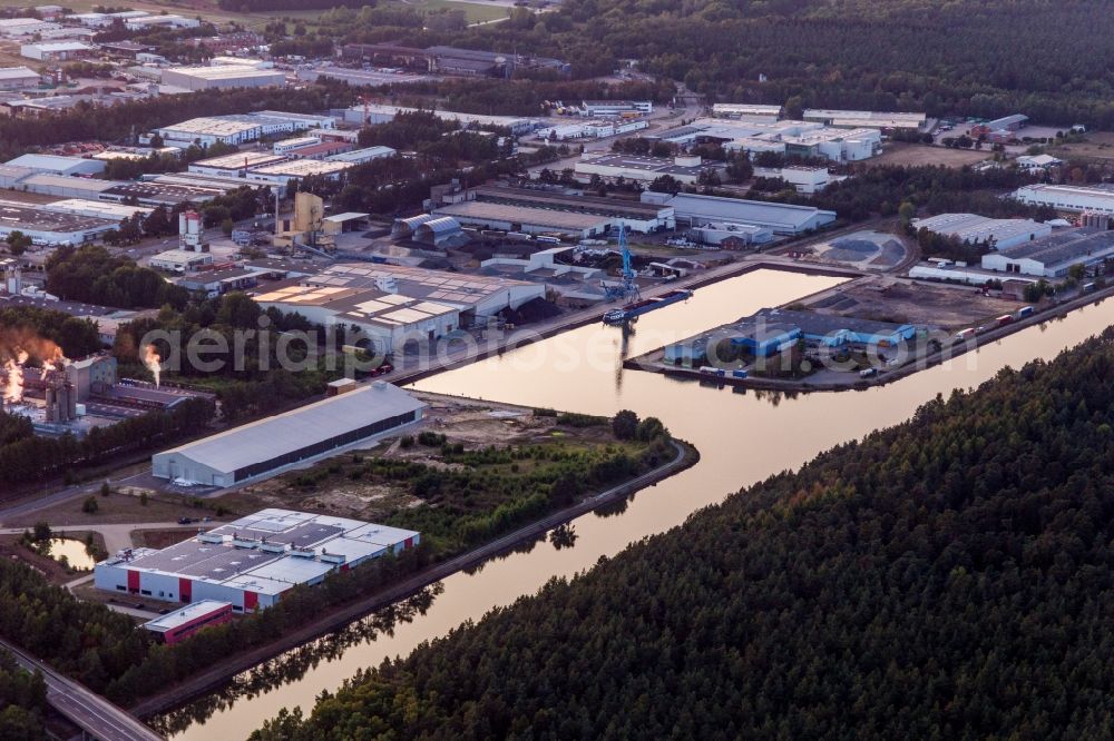 Lüneburg from the bird's eye view: Quays and boat moorings at the port of the inland port on Elbe-side-channel in Lueneburg in the state Lower Saxony, Germany