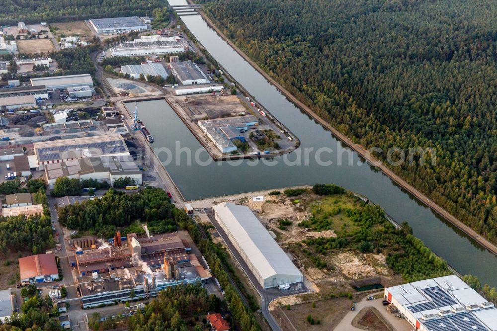 Aerial photograph Lüneburg - Quays and boat moorings at the port of the inland port on Elbe-side-channel in Lueneburg in the state Lower Saxony, Germany