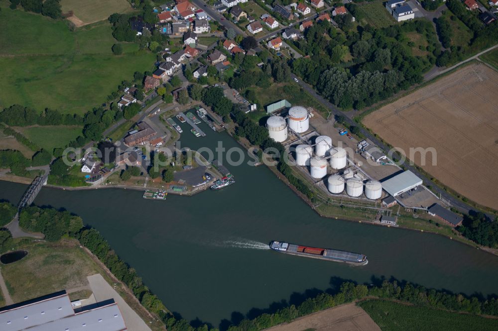 Aerial photograph Braunschweig - Quays and boat moorings at the port of the inland port of the local oil port with a fuel storage on street Friedhofsweg in the district Thune in Brunswick in the state Lower Saxony, Germany