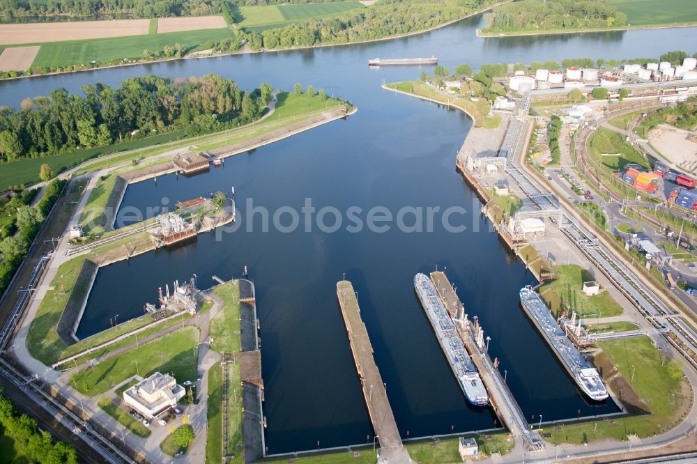 Ludwigshafen am Rhein from above - Quays and boat moorings at the port of the inland port of the BASF / KTL Kombi-Terminal Ludwigshafen GmbH in Ludwigshafen am Rhein in the state Rhineland-Palatinate