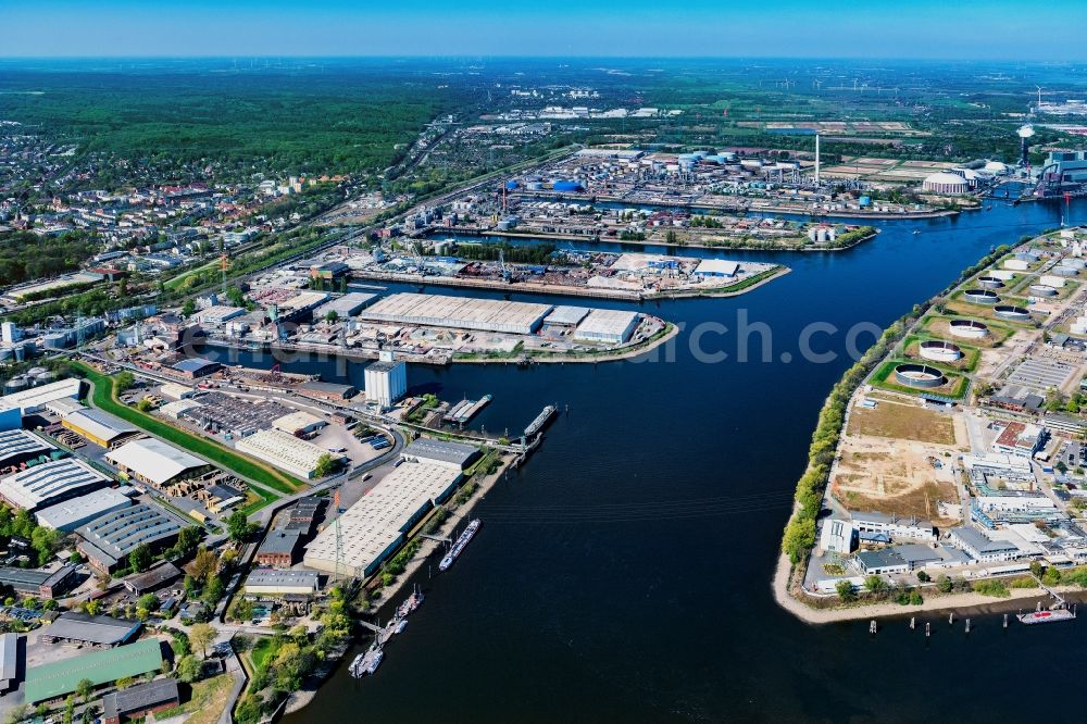 Aerial image Hamburg - Quays and boat moorings at the port of the inland port Seehafen 1 to 4 on the southern Elbe in the district Harburg in Hamburg, Germany