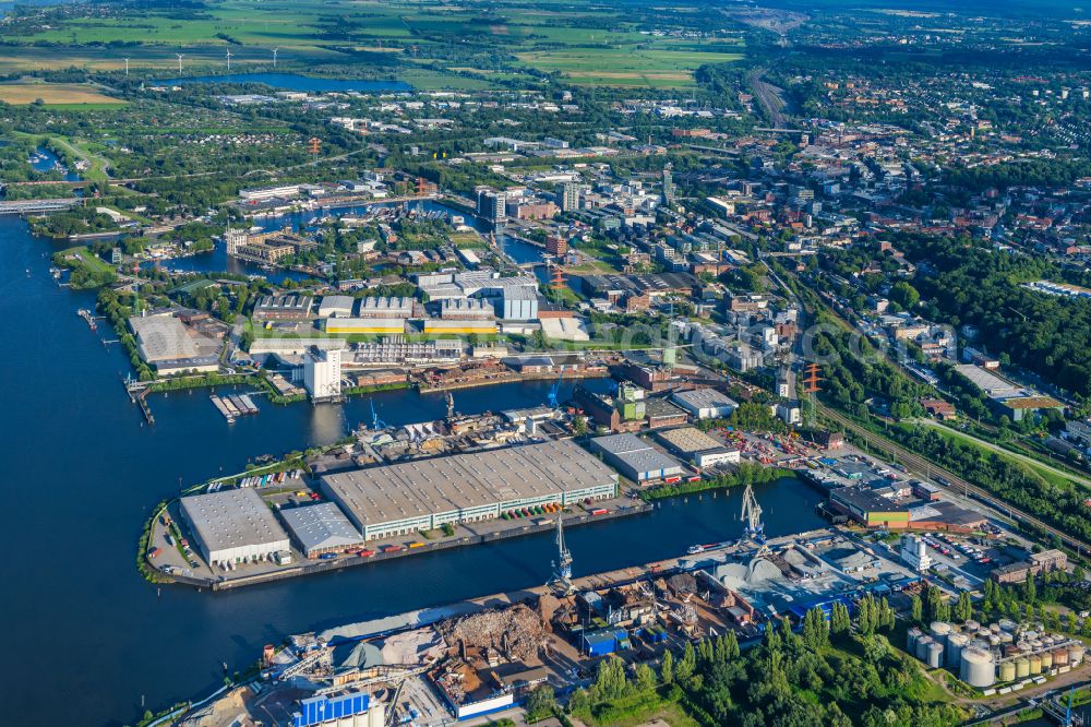 Aerial photograph Hamburg - Quays and boat moorings at the port of the inland port Seehafen 1 to 4 on the southern Elbe in the district Harburg in Hamburg, Germany