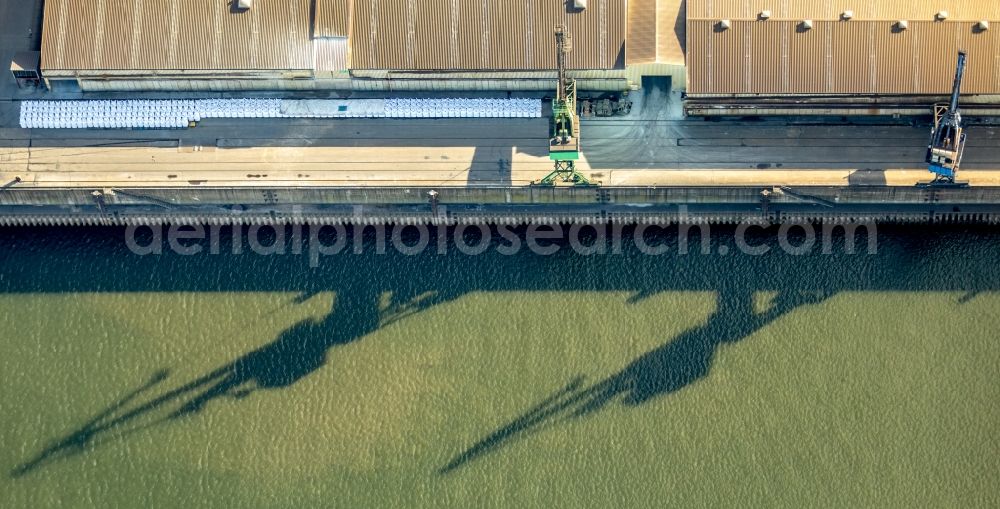 Duisburg from the bird's eye view: Wharves and piers with ship loading terminals in the inner harbor in Duisburg in the state North Rhine-Westphalia, Germany