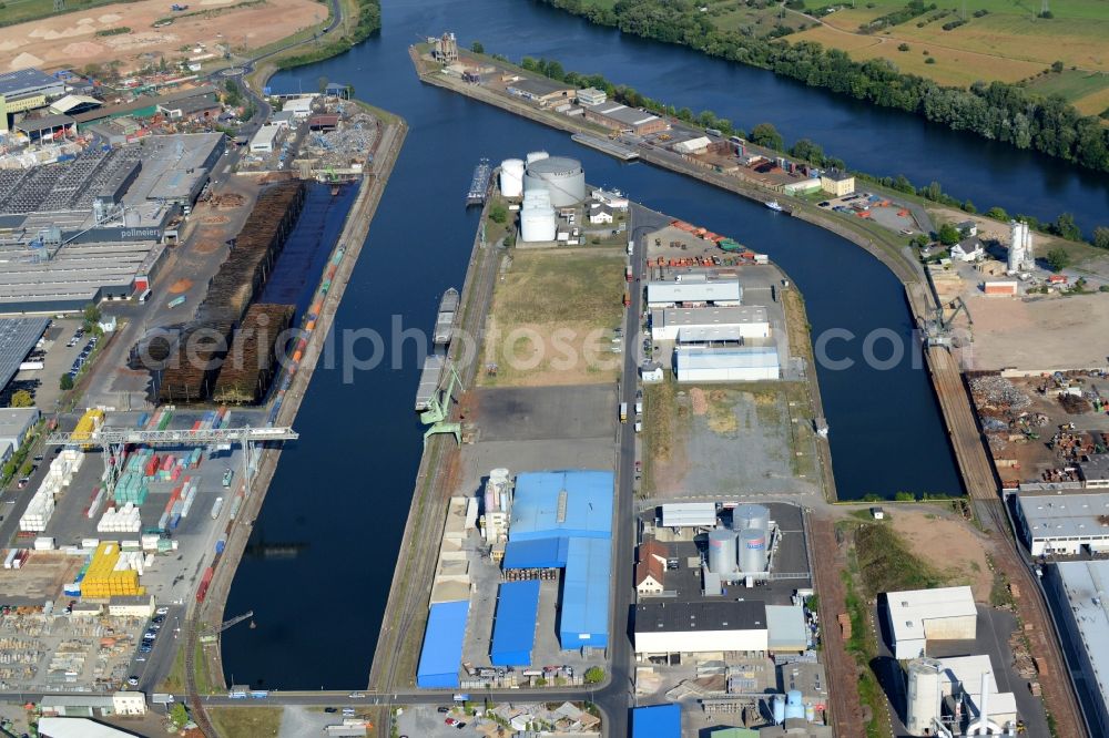 Aschaffenburg from the bird's eye view: Wharves and piers with ship loading terminals in the inner harbor in Aschaffenburg in the state Bavaria