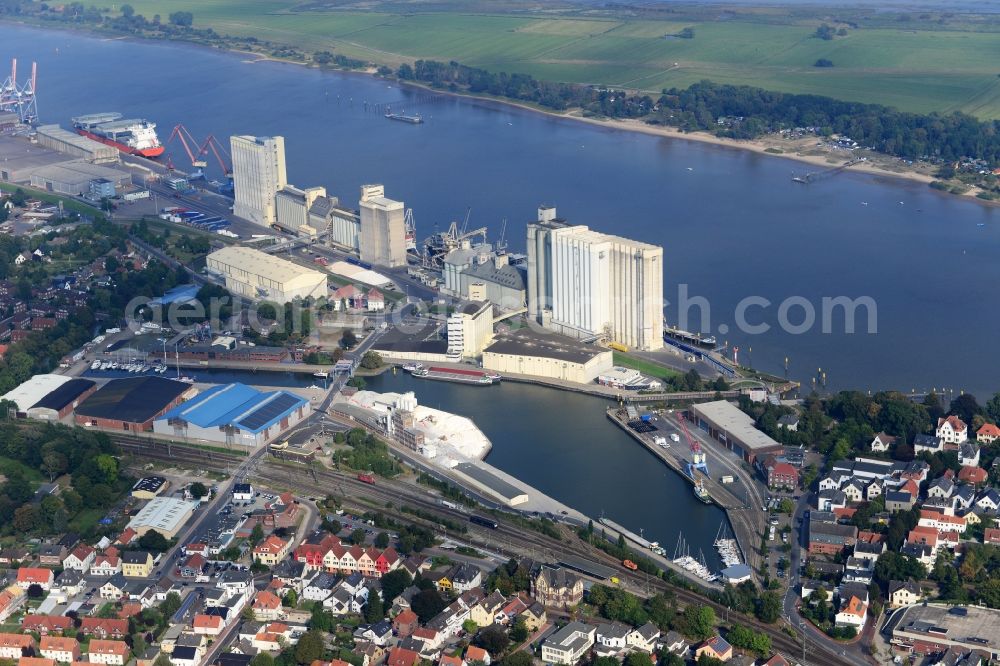 Aerial image Brake (Unterweser) - Wharves and piers with ship loading terminals in the inner harbor in Brake (Unterweser) in the state of Lower Saxony