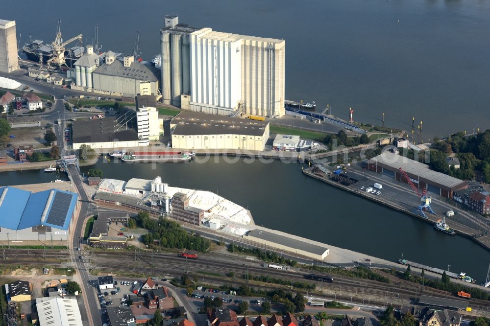 Brake (Unterweser) from the bird's eye view: Wharves and piers with ship loading terminals in the inner harbor in Brake (Unterweser) in the state of Lower Saxony