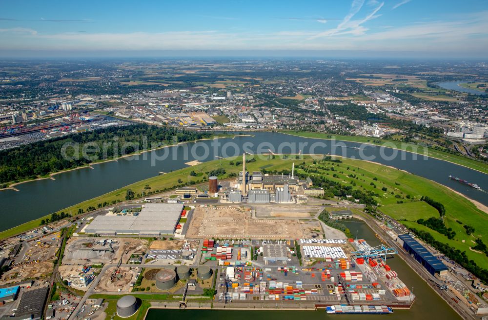 Aerial photograph Düsseldorf - Wharves and piers with ship loading terminals in the inner harbor Duesseldorfer Wirtschaftshafen and the river Rhine in Duesseldorf in the state North Rhine-Westphalia, Germany