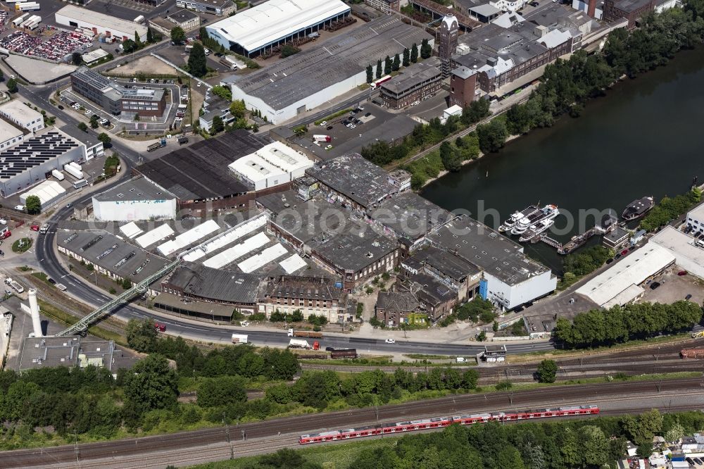 Aerial photograph Düsseldorf - Wharves and piers with ship loading terminals in the inner harbor in Duesseldorf in the state North Rhine-Westphalia, Germany