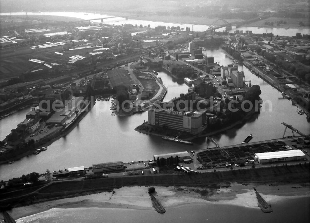 Düsseldorf from the bird's eye view: Wharves and piers with ship loading terminals in the inner harbor in Duesseldorf in the state North Rhine-Westphalia, Germany