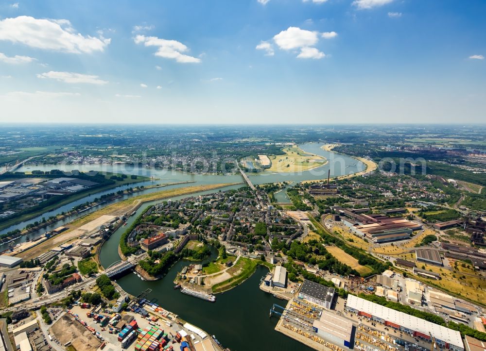 Duisburg from the bird's eye view: Wharves and piers with ship loading terminals in the inner harbor in Duisburg in the state North Rhine-Westphalia