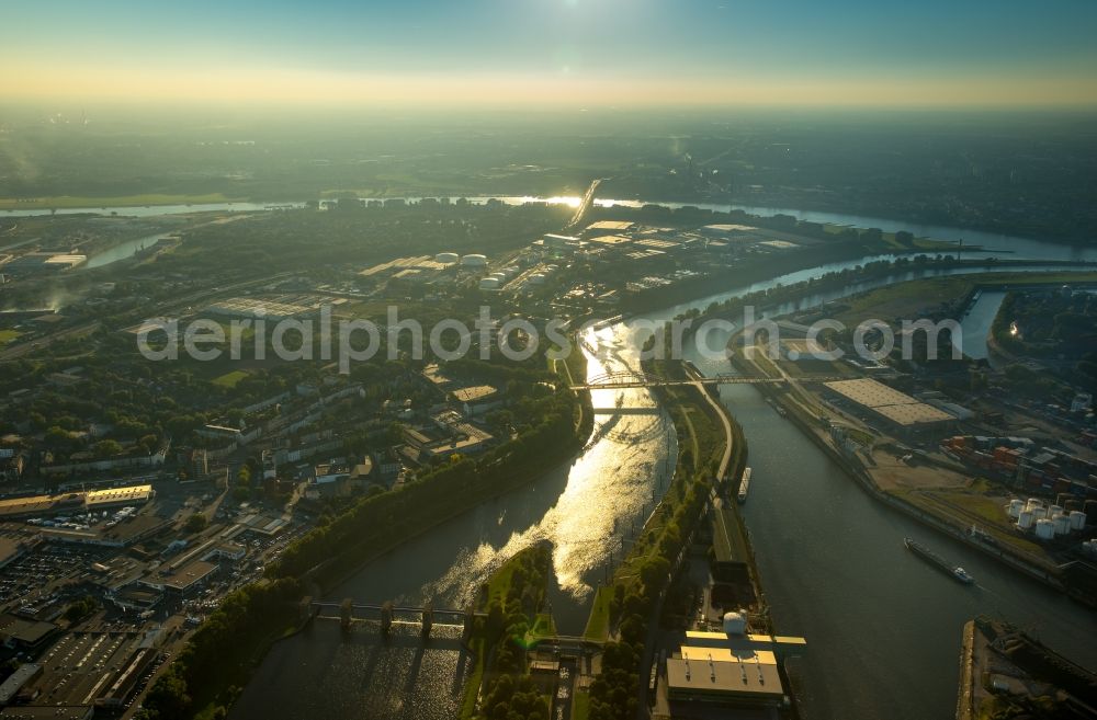 Aerial image Duisburg - Wharves and piers with ship loading terminals in the inner harbor on the Ruhr river in Duisburg in the state North Rhine-Westphalia