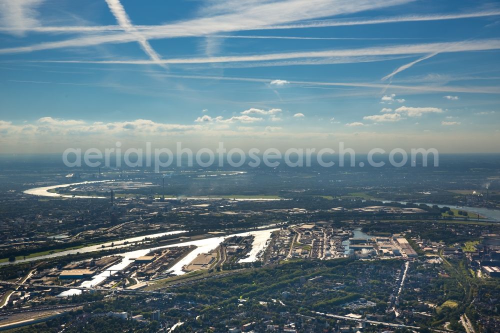 Aerial photograph Duisburg - Wharves and piers with ship loading terminals in the inner harbor in Duisburg in the state North Rhine-Westphalia