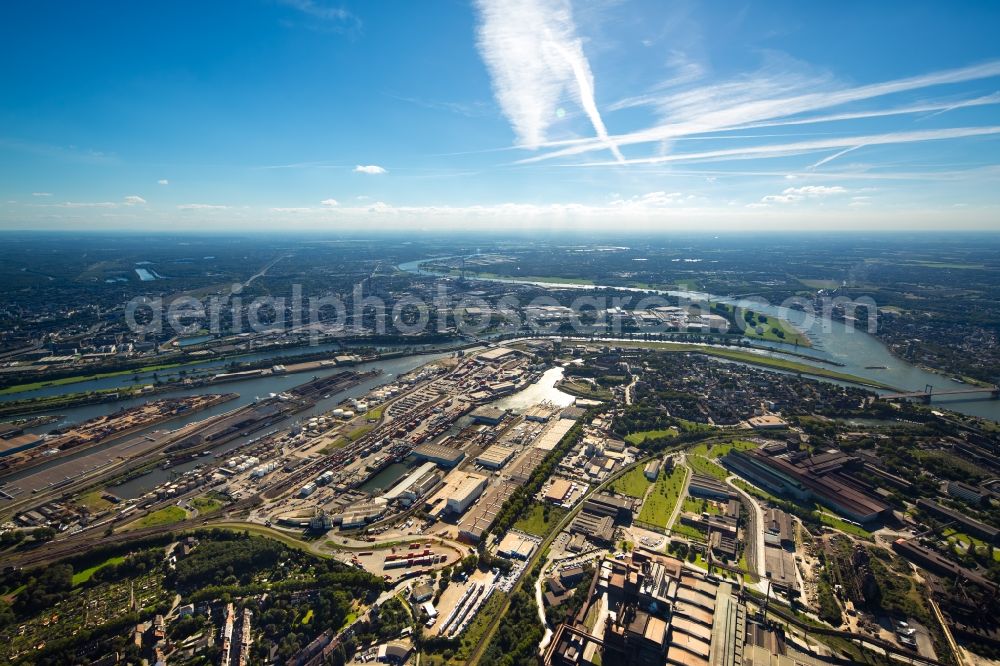 Duisburg from the bird's eye view: Wharves and piers with ship loading terminals in the inner harbor in Duisburg in the state North Rhine-Westphalia