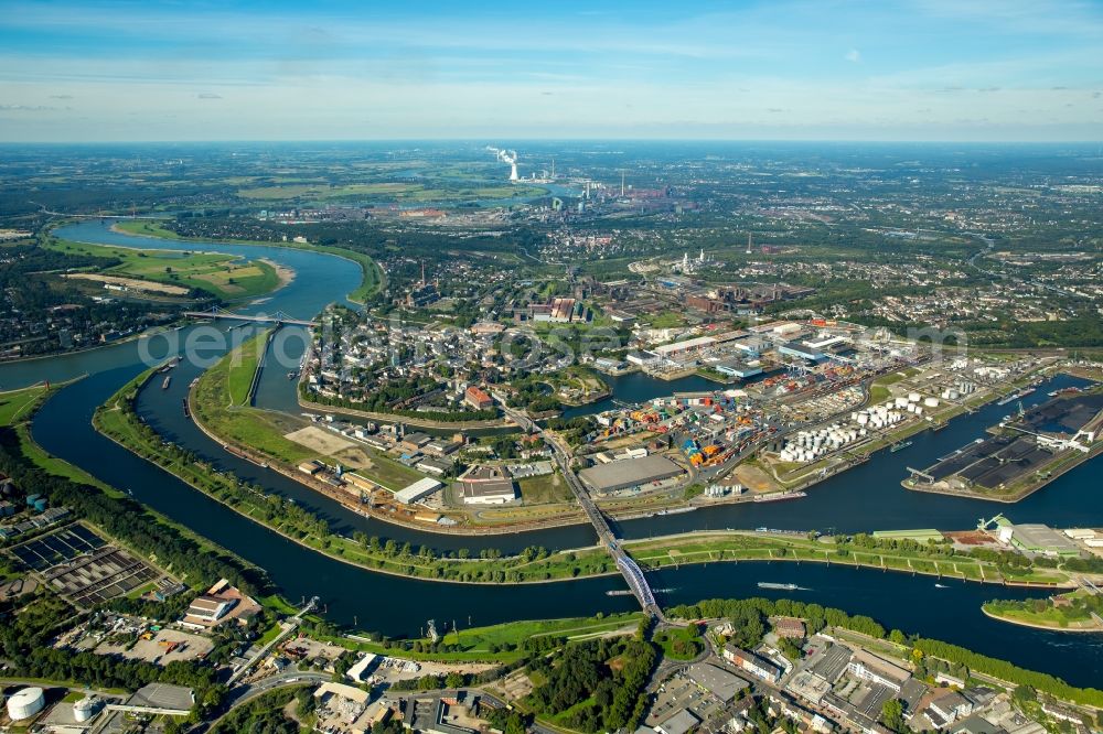 Aerial photograph Duisburg - Wharves and piers with ship loading terminals in the inner harbor in Duisburg in the state North Rhine-Westphalia