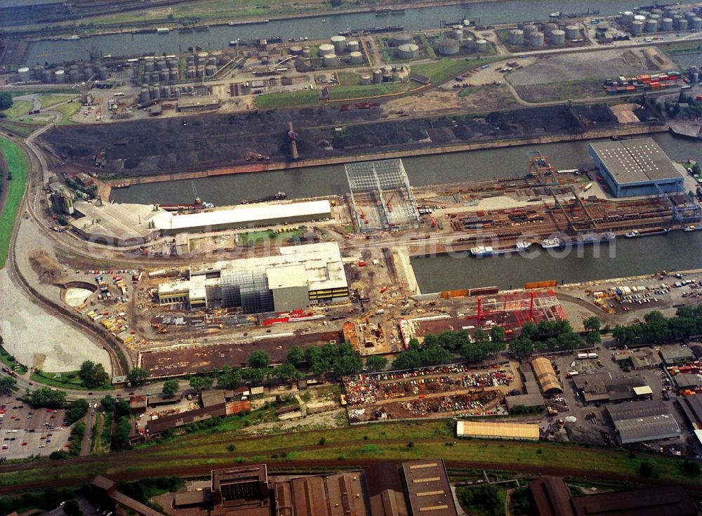 Aerial image Duisburg - Wharves and piers with ship loading terminals in the inner harbor in Duisburg in the state North Rhine-Westphalia