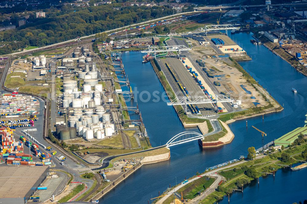 Aerial image Duisburg - Wharves and piers with ship loading terminals in the inner harbor in Duisburg in the state North Rhine-Westphalia