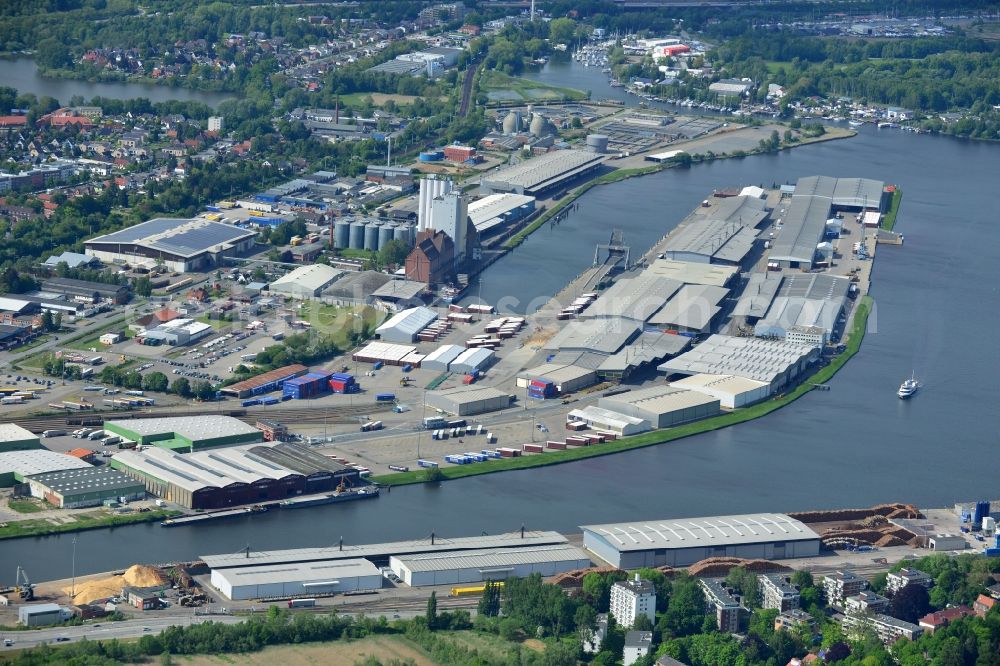 Aerial photograph Lübeck - Wharves and piers with ship loading terminals in the inner harbor in Luebeck in the state Schleswig-Holstein