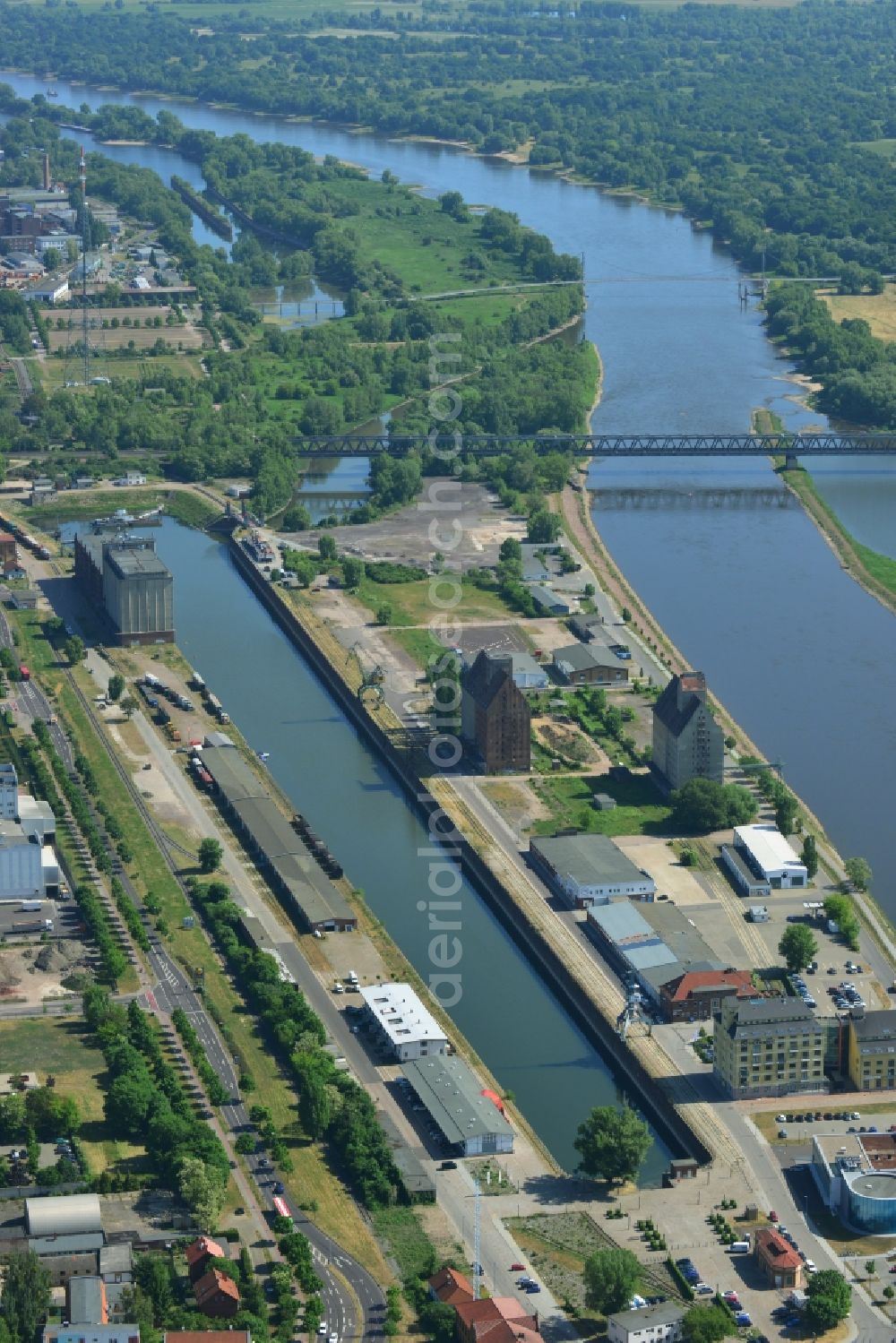 Aerial photograph Magdeburg - Wharves and piers with ship loading terminals in the inner harbor in Magdeburg in the state Saxony-Anhalt