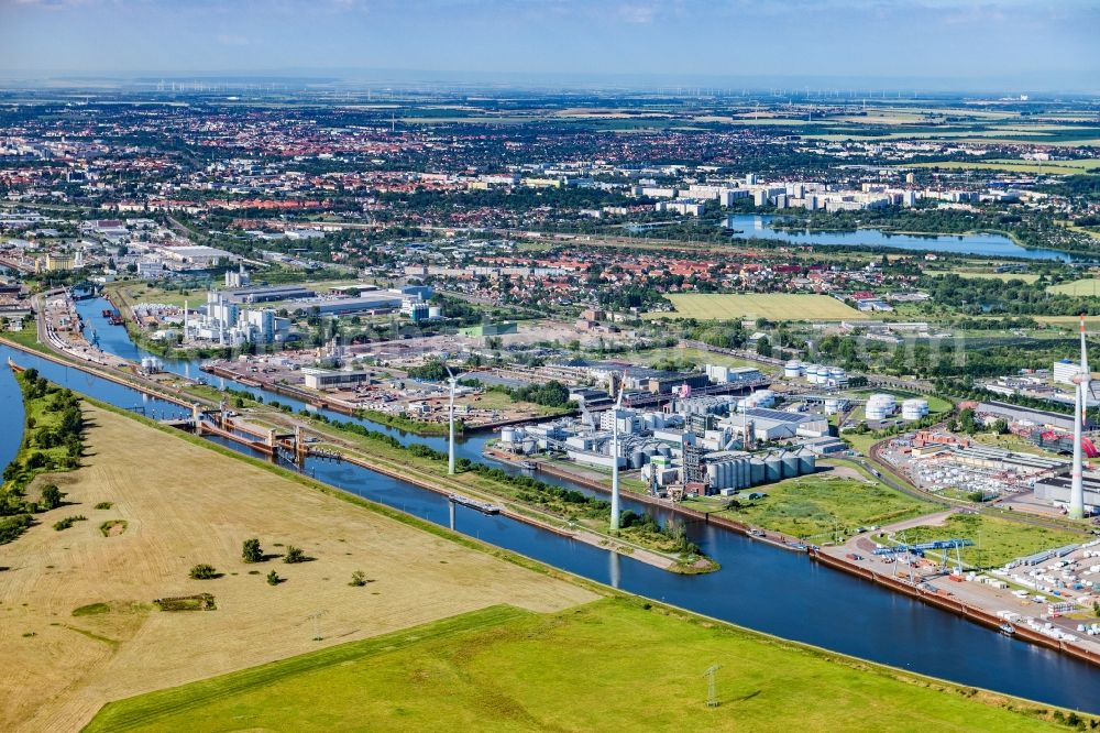 Aerial image Magdeburg - Wharves and piers with ship loading terminals in the inner harbor in Magdeburg in the state Saxony-Anhalt