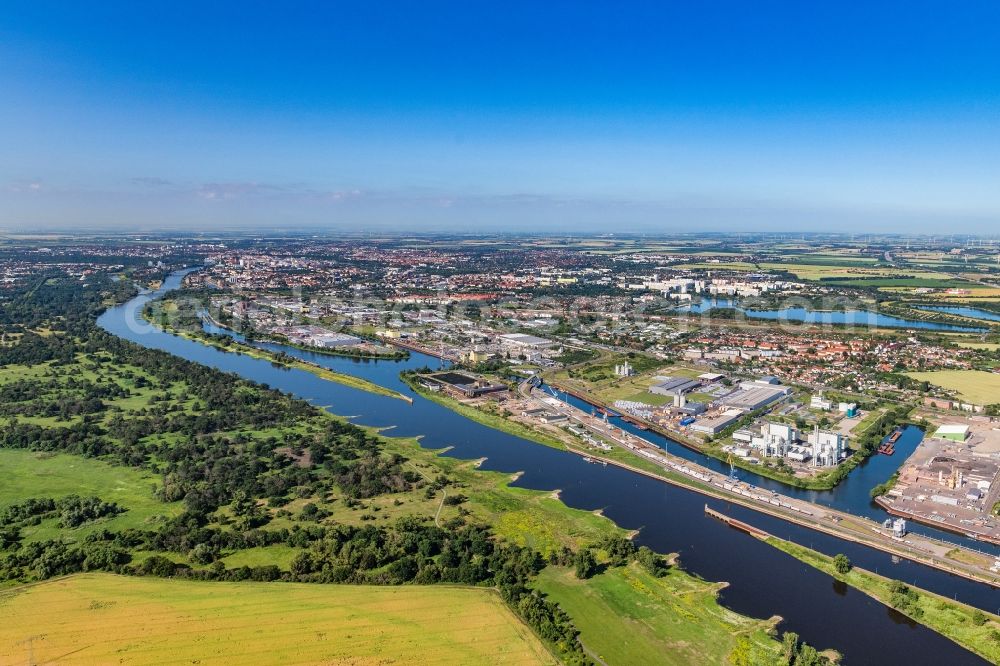 Aerial photograph Magdeburg - Wharves and piers with ship loading terminals in the inner harbor in Magdeburg in the state Saxony-Anhalt