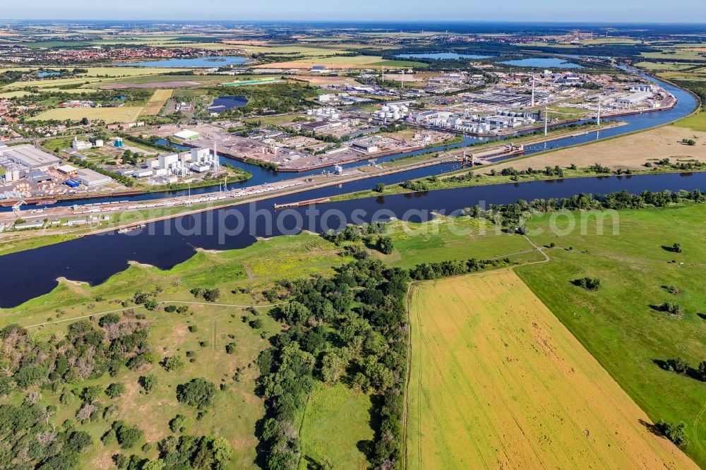 Magdeburg from the bird's eye view: Wharves and piers with ship loading terminals in the inner harbor in Magdeburg in the state Saxony-Anhalt