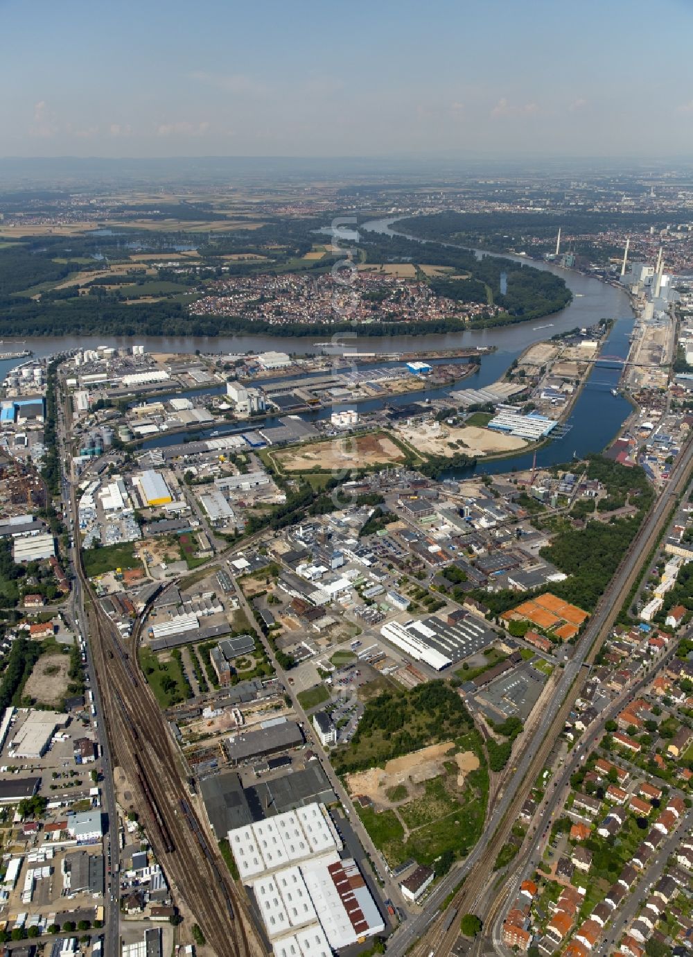 Mannheim from above - Wharves and piers with ship loading terminals in the inner harbor in Mannheim in the state Baden-Wuerttemberg