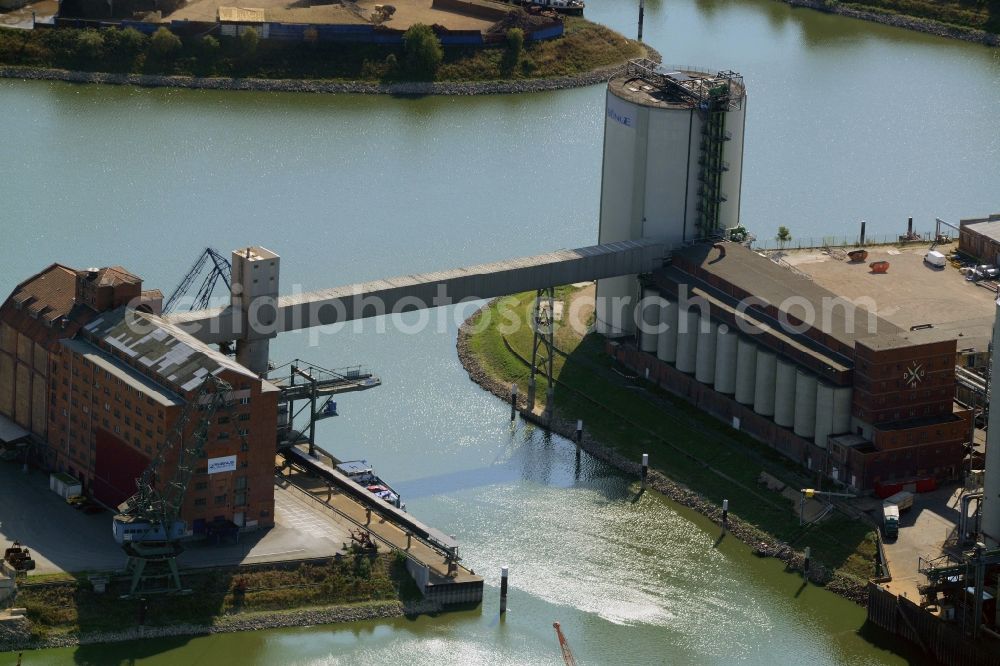 Mannheim from above - Wharves and piers with ship loading terminals in the inner harbor in Mannheim in the state Baden-Wuerttemberg