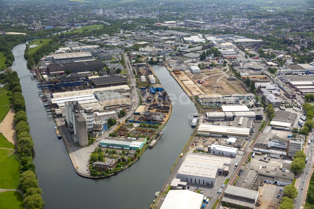 Aerial photograph Mülheim an der Ruhr - Wharves and piers with ship loading terminals in the inner harbor in Muelheim an der Ruhr in the state North Rhine-Westphalia