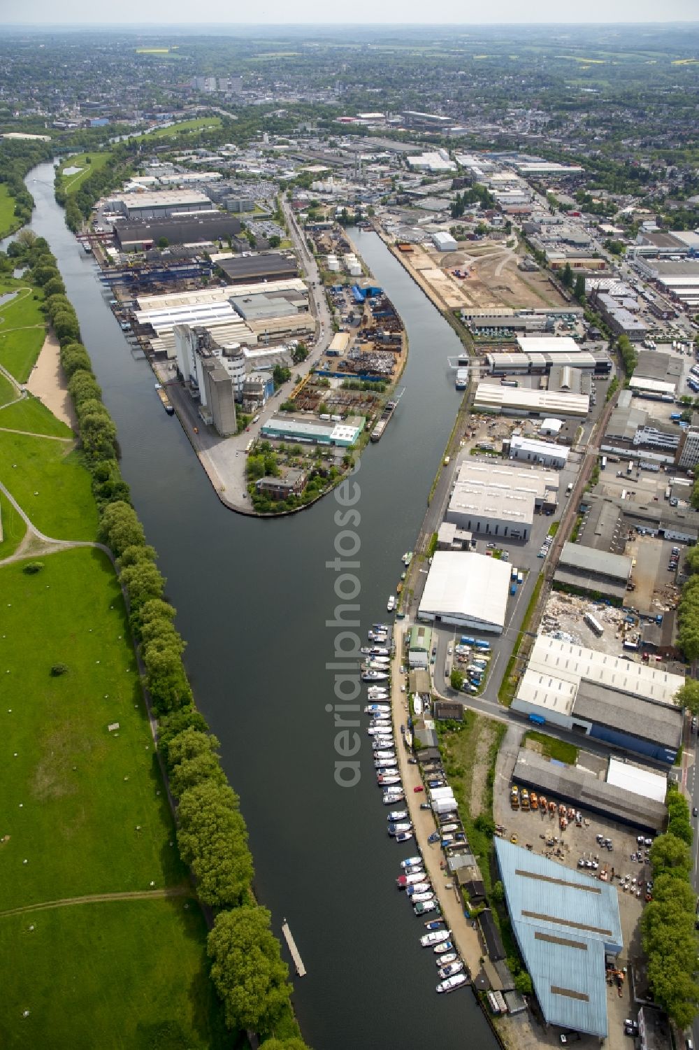 Aerial image Mülheim an der Ruhr - Wharves and piers with ship loading terminals in the inner harbor in Muelheim an der Ruhr in the state North Rhine-Westphalia