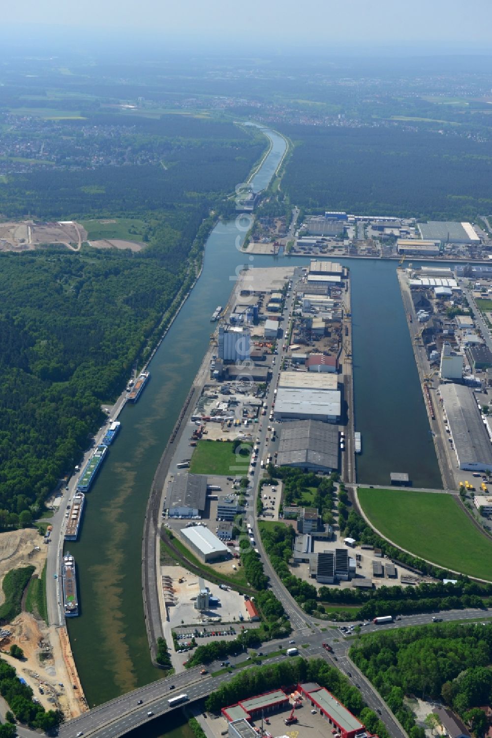 Aerial photograph Nürnberg - Wharves and piers with ship loading terminals in the inner harbor in Nuremberg in the state Bavaria