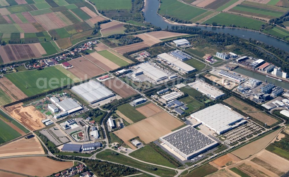 Aerial image Straubing - Wharves and piers with ship loading terminals in the inner harbor in Straubing in the state Bavaria