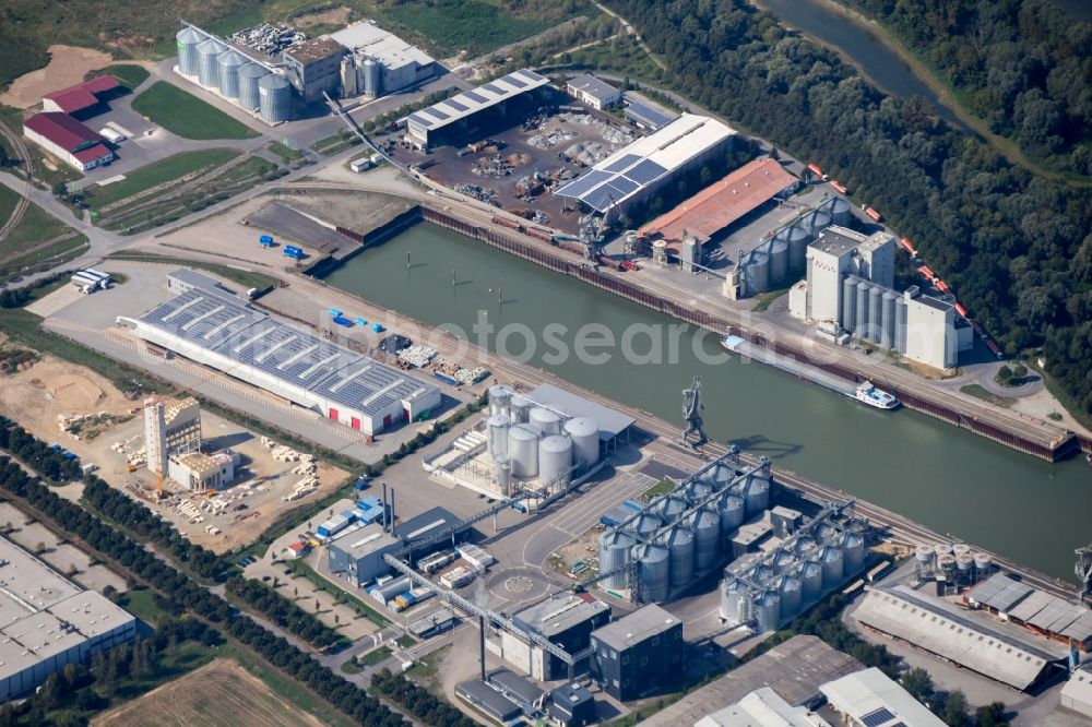 Aerial photograph Straubing - Wharves and piers with ship loading terminals in the inner harbor in Straubing in the state Bavaria