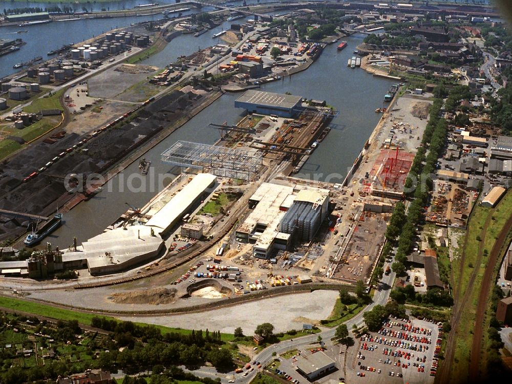 Aerial photograph Duisburg - Wharves and piers with ship loading terminals in the inner harbor on Nordhafen in Duisburg in the state North Rhine-Westphalia