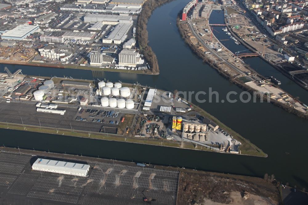 Frankfurt am Main from the bird's eye view: Wharves and piers with ship loading terminals at East Harbour 2, an inland port in Frankfurt am Main Ostend in Hesse