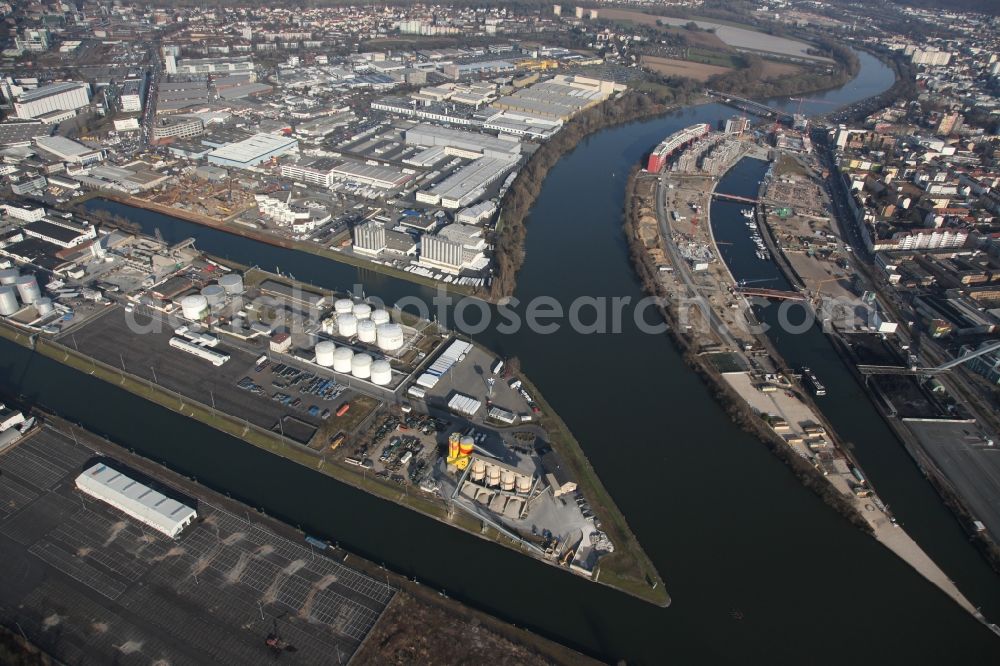 Aerial image Frankfurt am Main - Wharves and piers with ship loading terminals at East Harbour 2, an inland port in Frankfurt am Main Ostend in Hesse