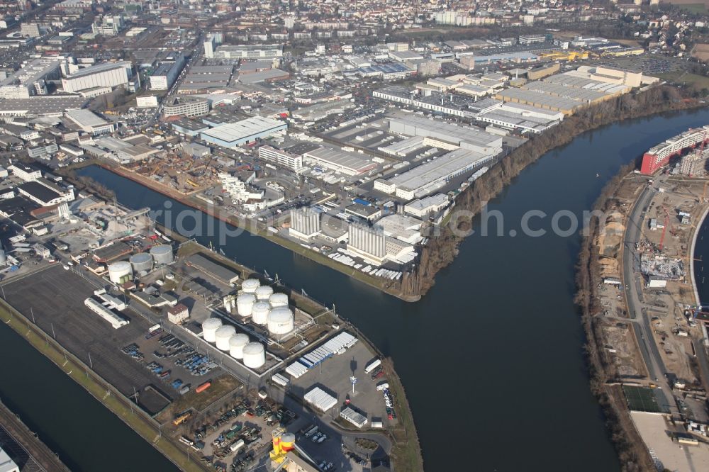 Aerial photograph Frankfurt am Main - Wharves and piers with ship loading terminals at East Harbour 2, an inland port in Frankfurt am Main Ostend in Hesse