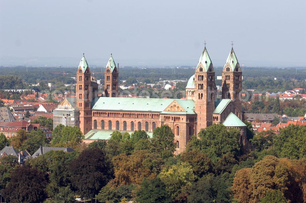 SPEYER from above - Der Kaiser- und Mariendom zu Speyer ist nach der Zerstörung der Abtei Cluny die größte noch erhaltene romanische Kirche der Welt und steht seit 1981 auf der UNESCO-Liste des Weltkulturerbes.Der salische Kaiser Konrad II. gründete um 1030 den Bau mit dem Ziel, die größte Kirche des Abendlandes zu bauen.Knapp 20 Jahre nach der Vollendung von Speyer I ließ Heinrich IV. den Dom zur Hälfte einreißen, um ihn noch größer wieder aufzubauen: Im Mittelschiff wurde die Decke abgetragen, der Bau wurde um fünf Meter erhöht. Statt der flachen Holzdecke entstand das größte Kreuzgratgewölbe im damaligen Reichsgebiet, auch der Wandaufriss erfuhr entscheidende Veränderungen. Im Ostteil wurde der Bau bis auf die Fundamente abgetragen und auf bis zu acht Metern starken Fundamenten neu gegründet. Es blieben lediglich die unteren Geschosse der Chorflankentürme, sowie Teile des Querhauses erhalten. Die Krypta von Speyer I blieb nahezu unberührt.Im Todesjahr Heinrichs IV., 1106, war der neue Dom fertiggestellt: Mit einer Länge von 444 römischen Fuß (134 Meter) und einer Breite von 111 römischen Fuß (43 Meter) war er eines der größten Bauwerke seiner Zeit. In der Länge übertraf den Speyerer Dom die Abteikirche von Cluny mit ihrer Vorkirche, der umbaute Raum jedoch ist beim Speyrer Dom mit über 40.000 Kubikmetern größer. Diese Veränderungen unter Heinrich IV. sind in der Forschung als Speyer II bekannt, wobei im heutigen Bau zwischen Bauteilen von Speyer I und Speyer II unterschieden wird.